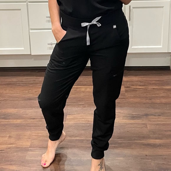 Figs Zamora Jogger Scrub Pants - like new- XS black regular length - Picture 2 of 2